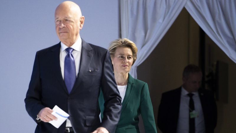 Ursula von der Leyen e Klaus Schwab.