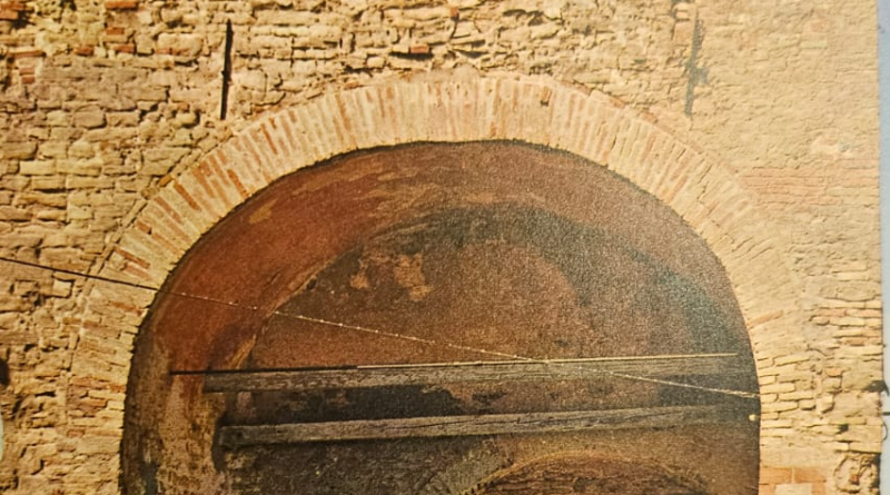 Arco di Novilara, immagine tratta dal libro "Novilara - Castello di Pesaro" edito dalla Cassa di Risparmio di Pesaro e curato da Luigi Michelini Tocci, 1970.