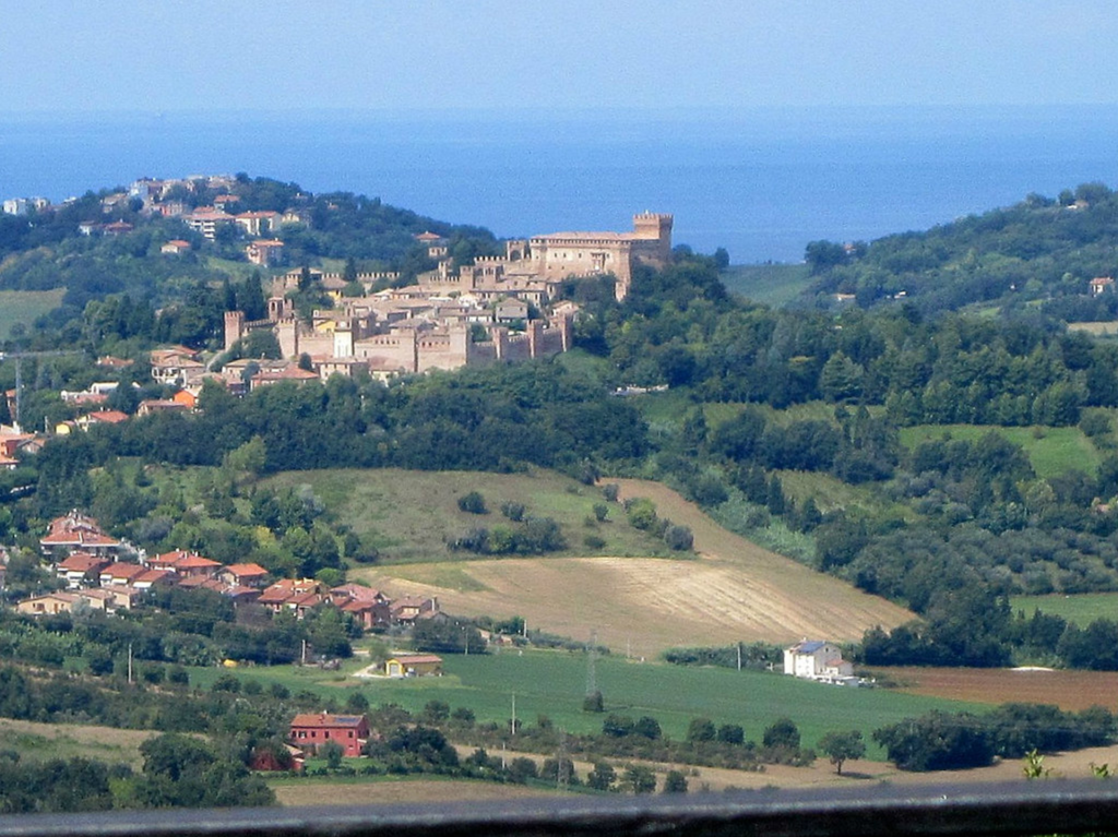 Immagine del Castello di Gradara in prossimità di Monteluro