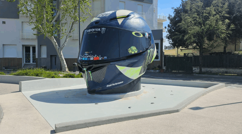 Casco Valentino Rossi, Piazzale Gabriele D'Annunzio, Pesaro.