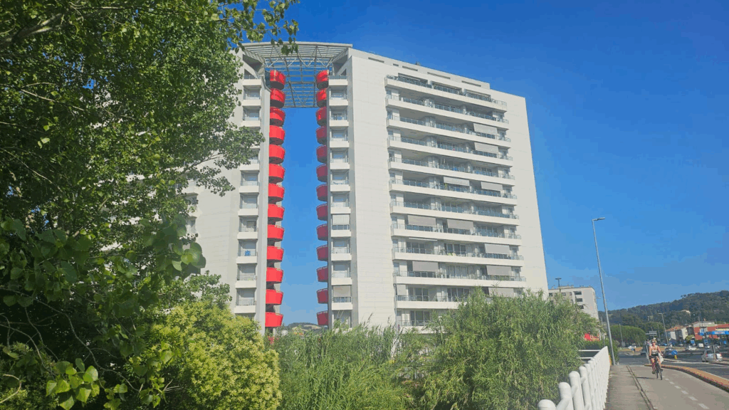Pesaro, via Ponchielli, Palazzo sul fiume Foglia